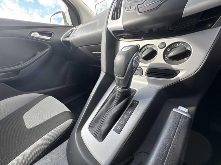 2014 Ford Focus 1.6 125 Zetec Navigator 5dr Powershift HATCHBACK PETROL Automatic