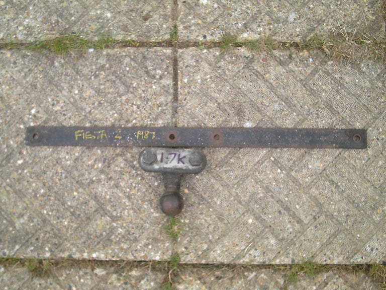 Ball hitch 50 mm with bolts plus optional Fiesta MK2 strengthening bar