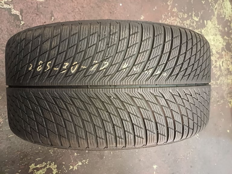 1x 285 30 22 Michelin Tyre