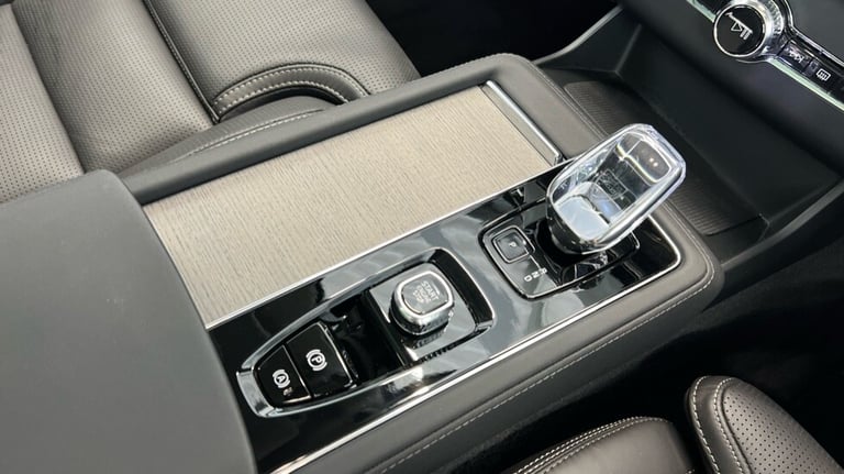 2025 Volvo XC90 Ultra, T8 AWD Plug-in hybrid, Dark, 7 Seats (BLIS, Panoramic Sunroof) Estate Petr...