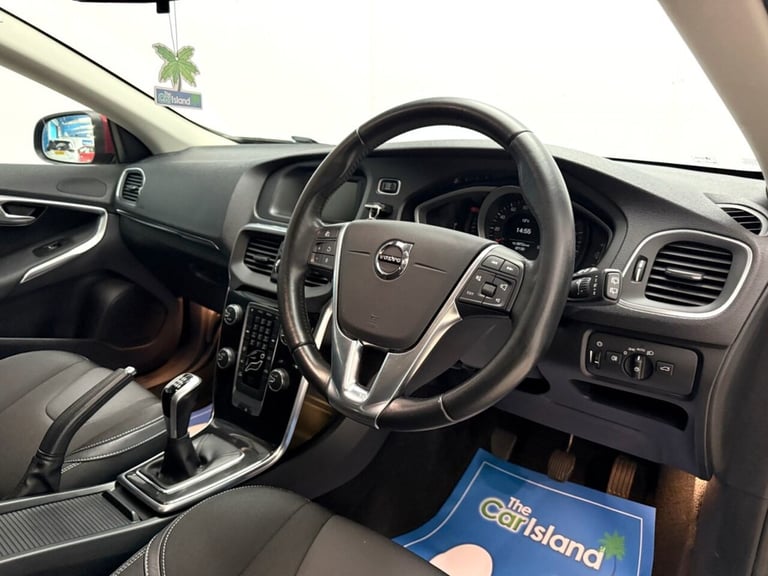 2017 17 VOLVO V40 2.0 T2 MOMENTUM HATCHBACK 5DR PETROL MANUAL EURO 6 (S/S) (122 