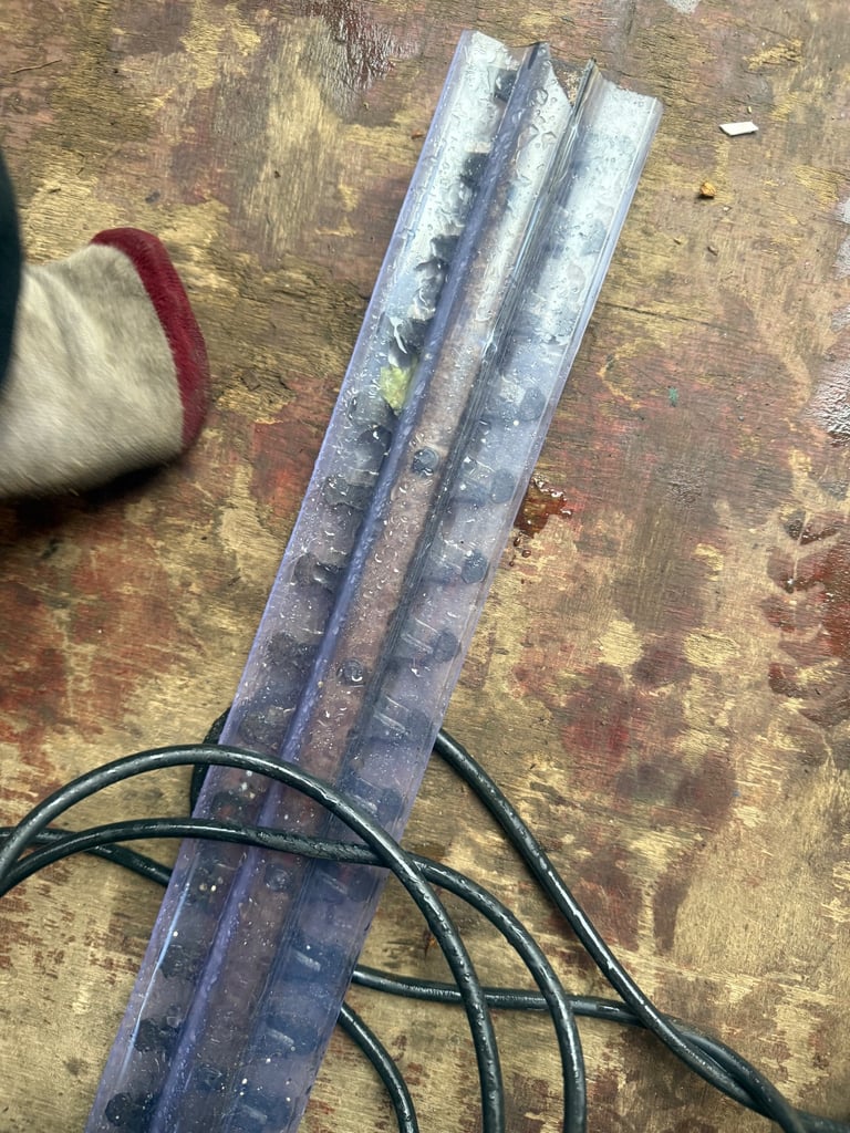 Electric hedge cutter