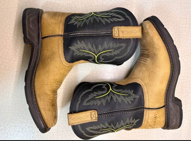 Kids size 4/4.5 kids Ariat WorkHog XT Wide Square Toe Boot