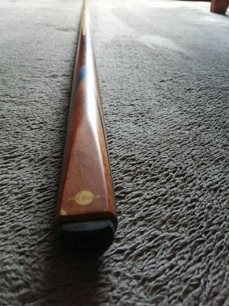 Pot black snooker cue £15