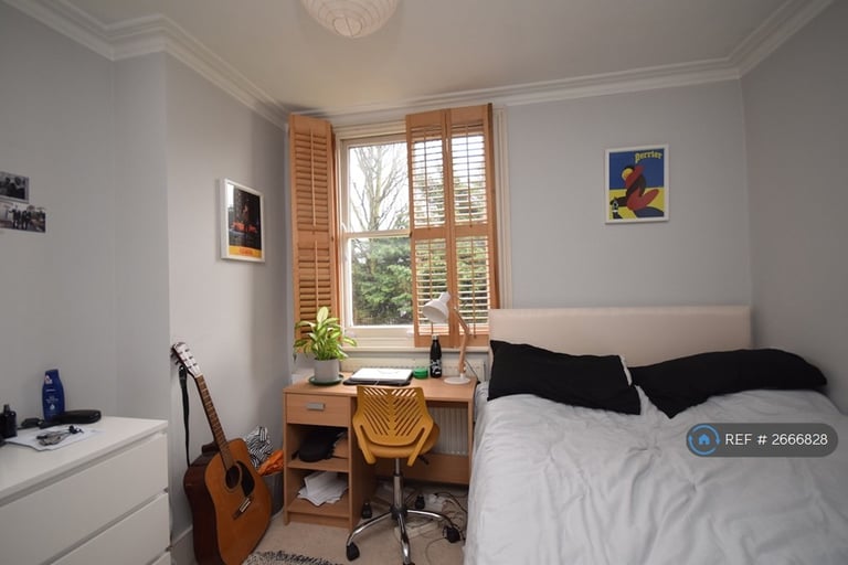 2 bedroom flat in Harbut Road, London, SW11 (2 bed) (#2666828)