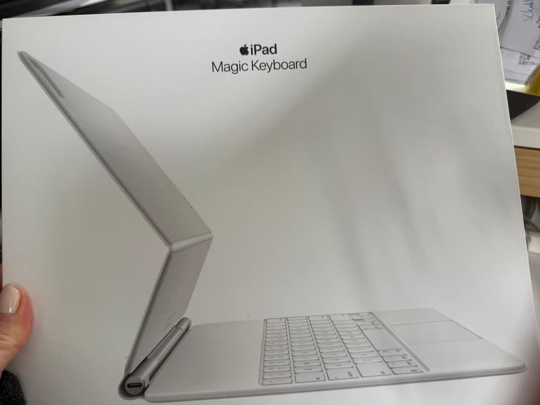 Apple iPad Pro 12.9-inch (6th gen) 256 GB + Magic Keyboard (UK white) + Apple Pencil 2 + cover ++