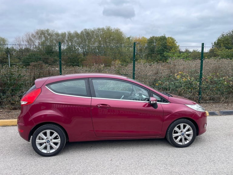 FORD FIESTA 1.2 ZETEC 09 REG MAGENTA RED 3 DOOR MOT 12 MONTHS MOT  INSURANCE 48+MPG
