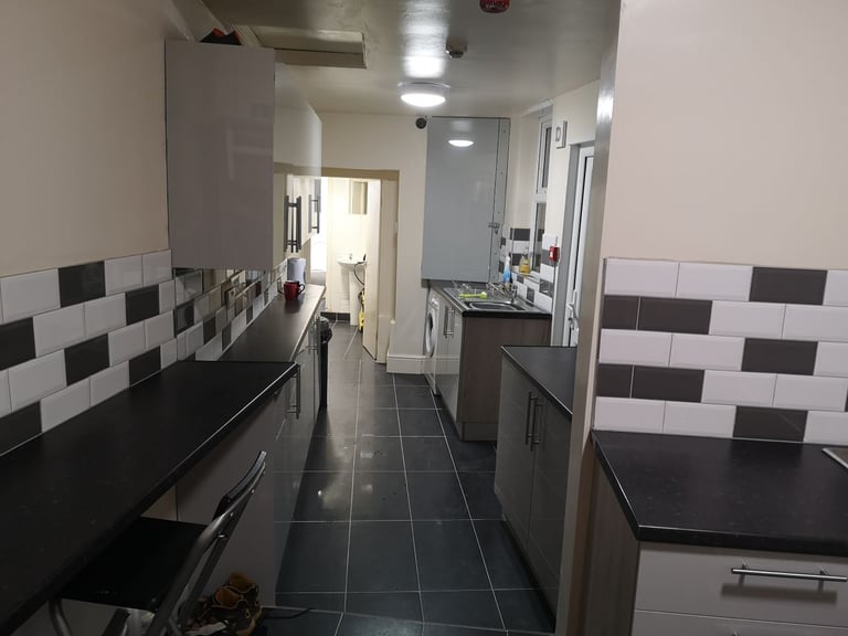 DSS only shared house - close to the High Street 