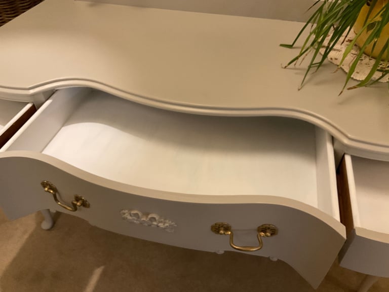 Beautiful dressing table in Hardwick white