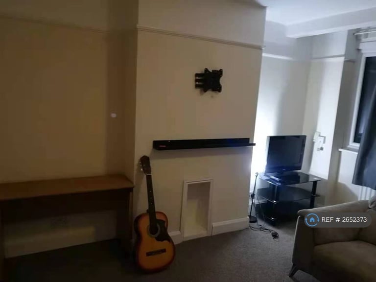 2 bedroom flat in Central Gardens, Morden, SM4 (2 bed) (#2652373)