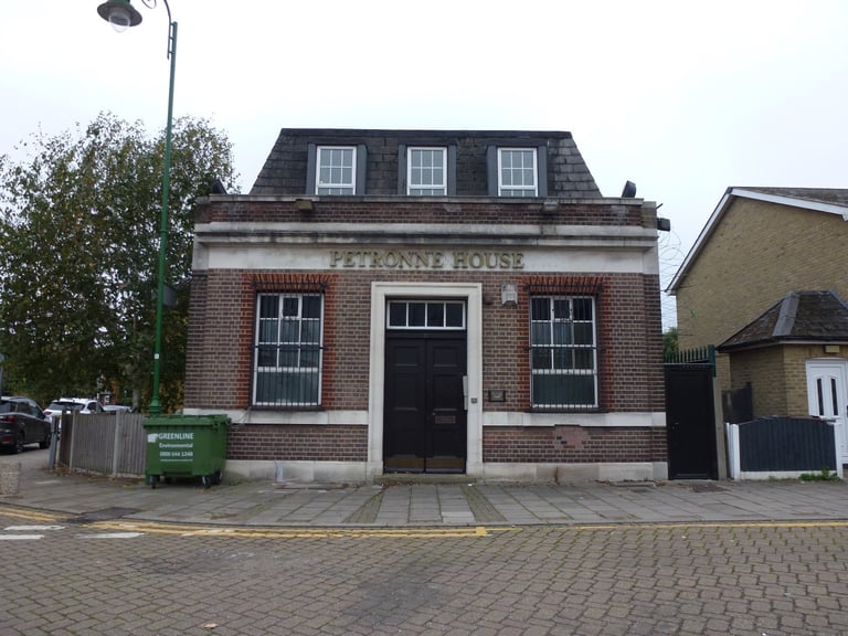 Office space to let 90sqm/300sqft, room for 8 desks comfortably