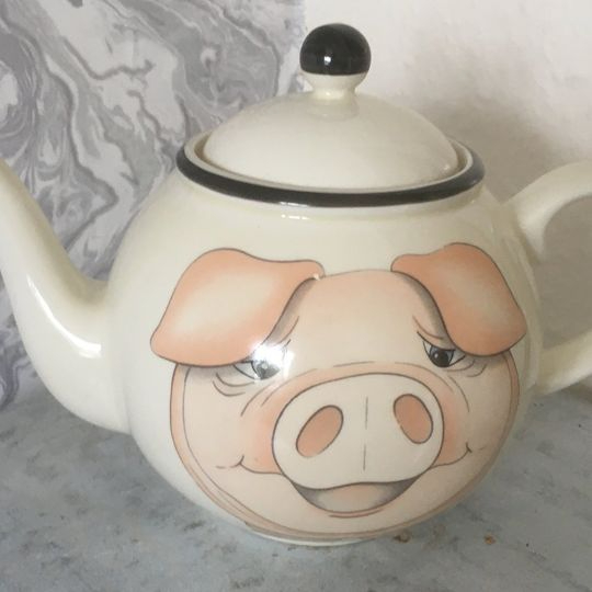 Vintage Arthur wood(wood & sons) 6 cup pig tea pot