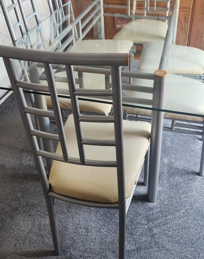 FOR SALE NICE DINING TABLE & CHAIRS (IDEAL FOR XMAS)