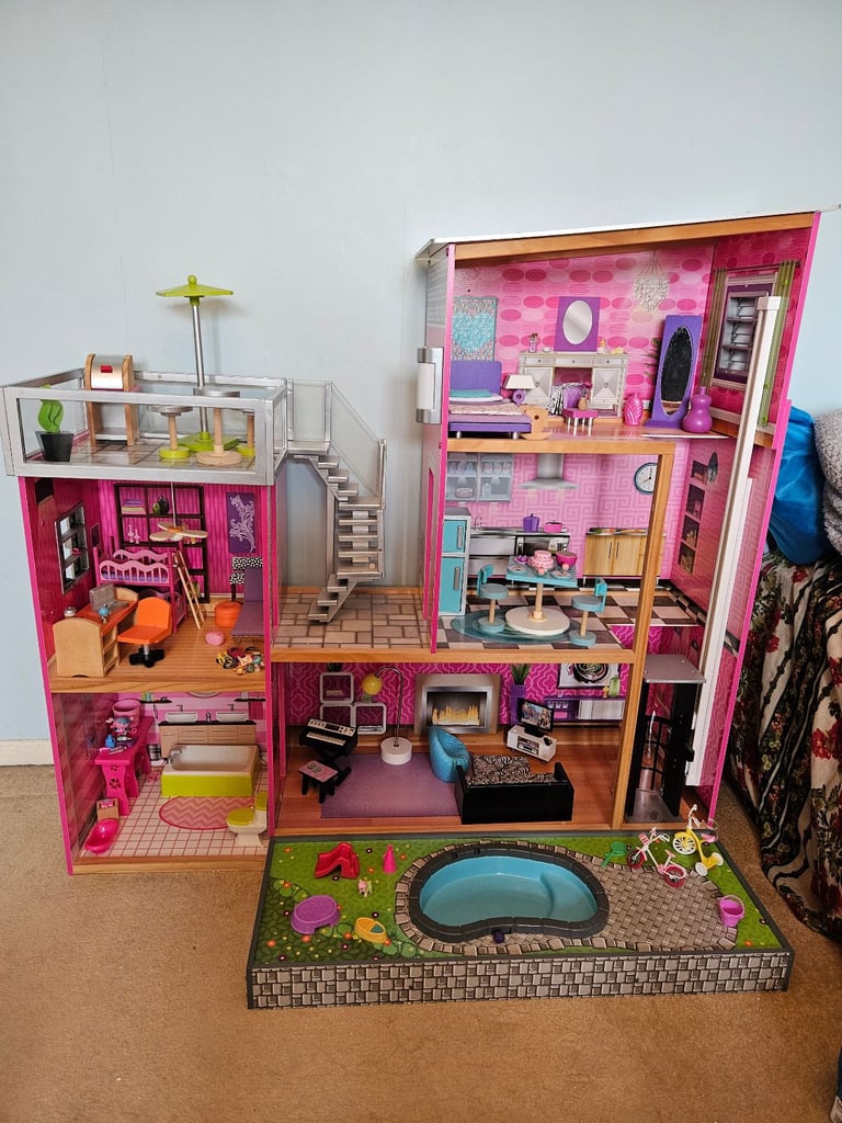 Girls doll house