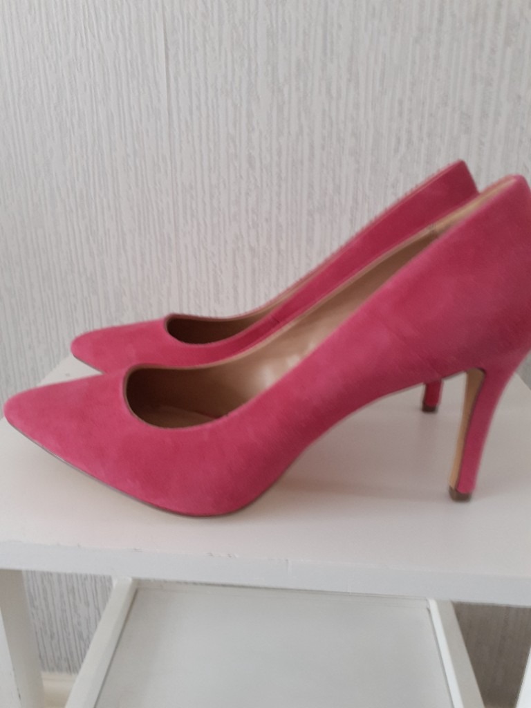 Cerise hot sale court shoes