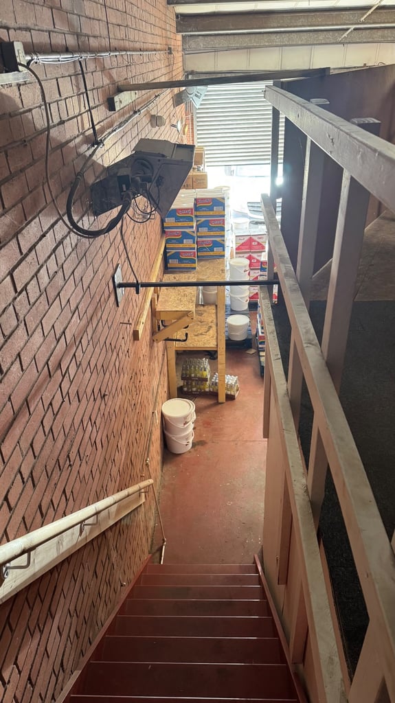 Commercial unit with private parking available for rent 