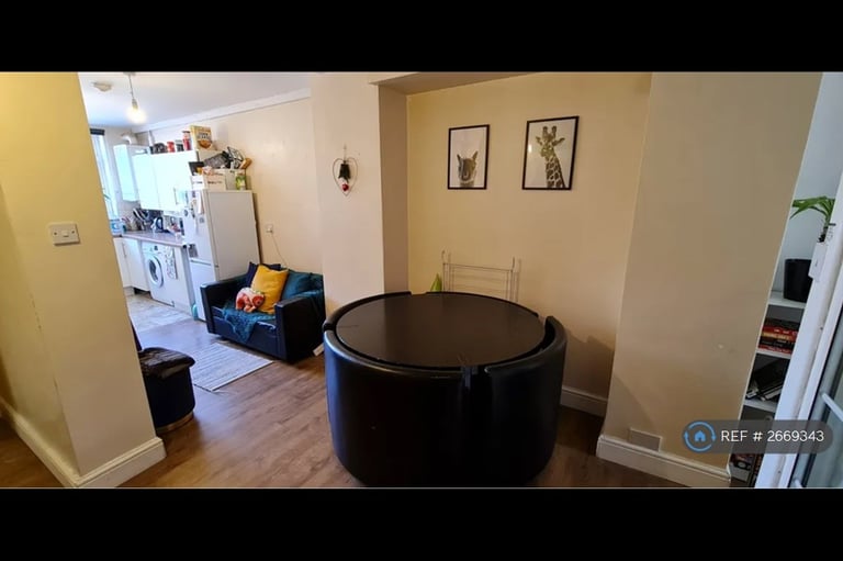 3 bedroom flat in St. Mary Road, London, E17 (3 bed) (#2669343)