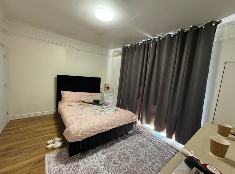 Beautiful large double room - Egham