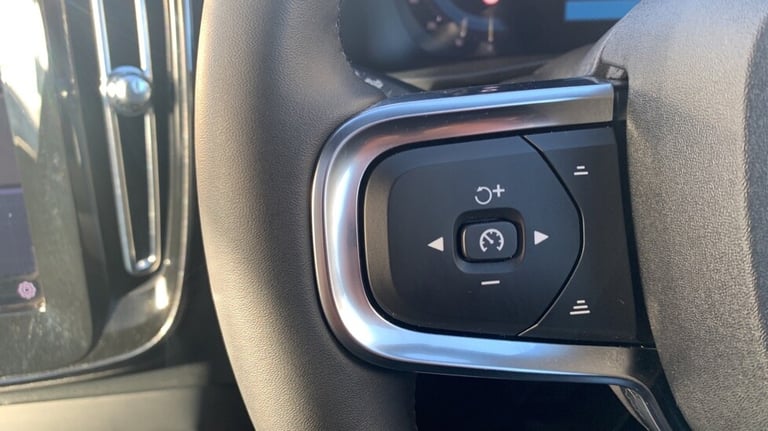 2023 Volvo XC40 Ultimate, B4 mild hybrid, Petrol, Dark ESTATE N/A Automatic