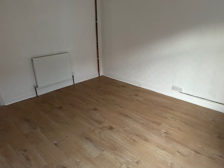 3 bedroom, 2 reception rooms town centre location 