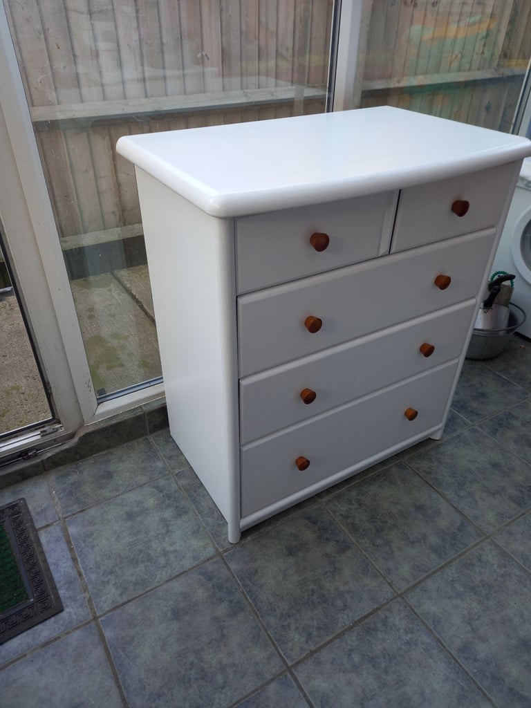 Wooden chest of drawers 