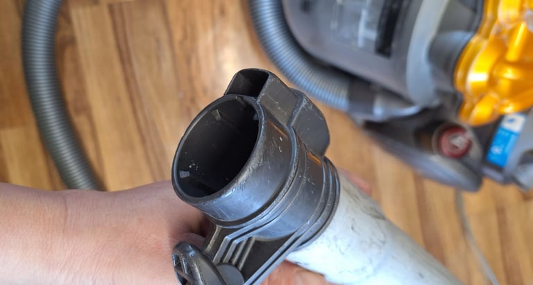 DC19 dyson vacuum cleaner,body & hose and pipe only.very strong 