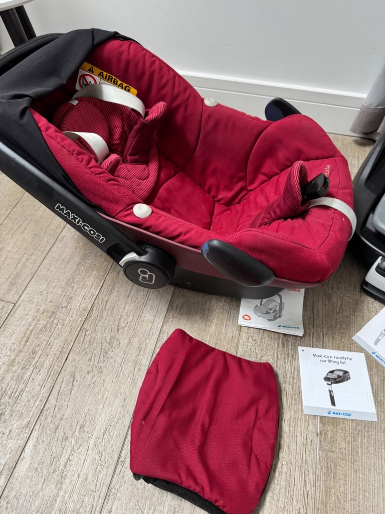 Maxi Cosi Red Pebble car seat and Isofix FamilyFix base