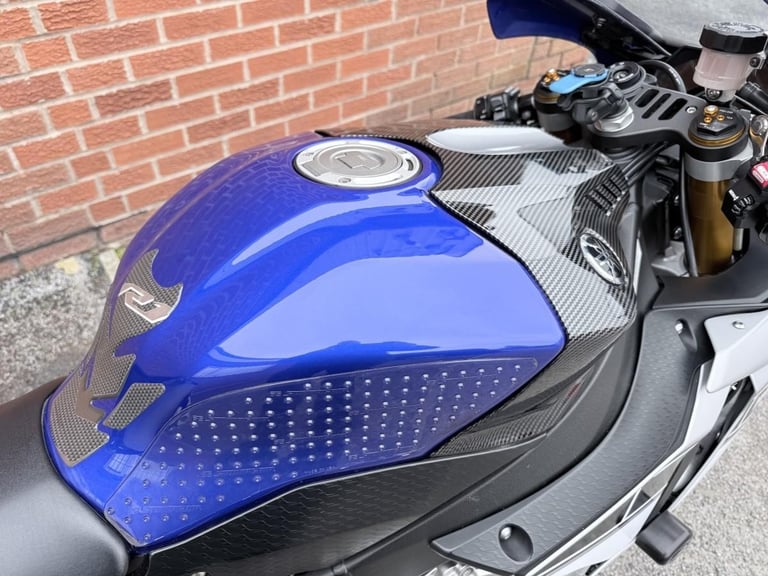 YAMAHA YZF R1 16