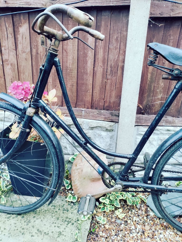 VINTAGE LADIES BIKE 