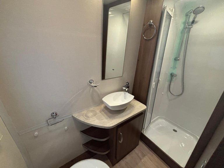 2019 VENUS 570-4, LIGHT WEIGHT FIXED BED, ONE OWNER, MOVER, ............NOW SOLD