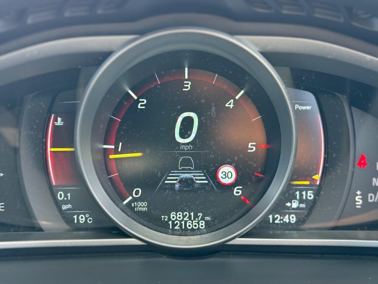 2016 Volvo V40 2.0 D4 R-Design Lux Nav Auto Euro 6 (s/s) 5dr HATCHBACK Diesel Automatic