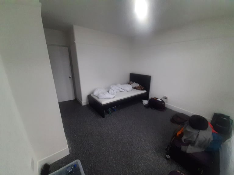 Unfurnished house with 5 bedrooms