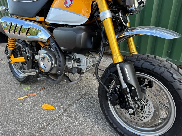 Honda Z125 MA-K Monkey Bike 2019 Yellow and White 1 Owner 880 Miles Rack Fitted