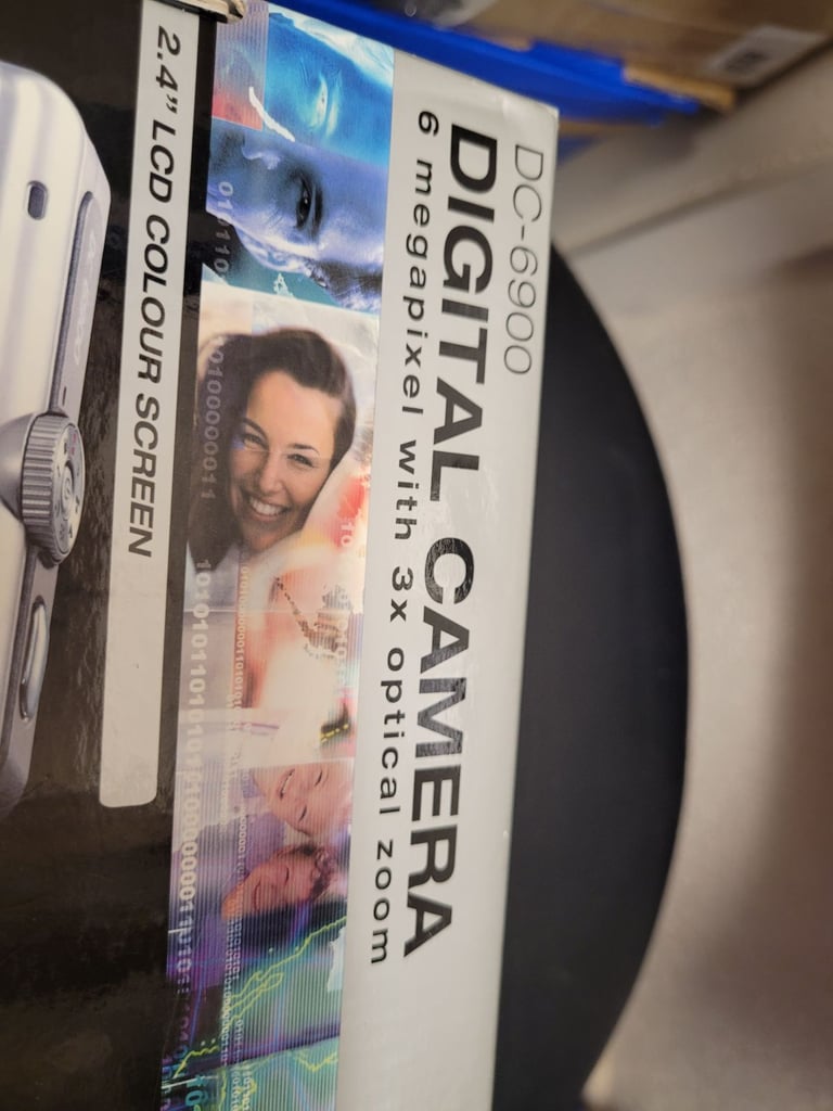 Traveler DC-6900 Digital Camera 