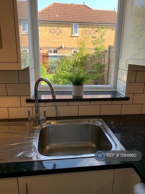 6 bedroom house in Nightingale Shott, Egham, TW20 (6 bed) (#1564860)