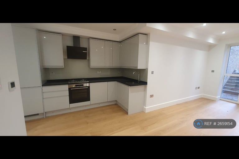 2 bedroom flat in Chatsworth Road, London, NW2 (2 bed) (#2659154)