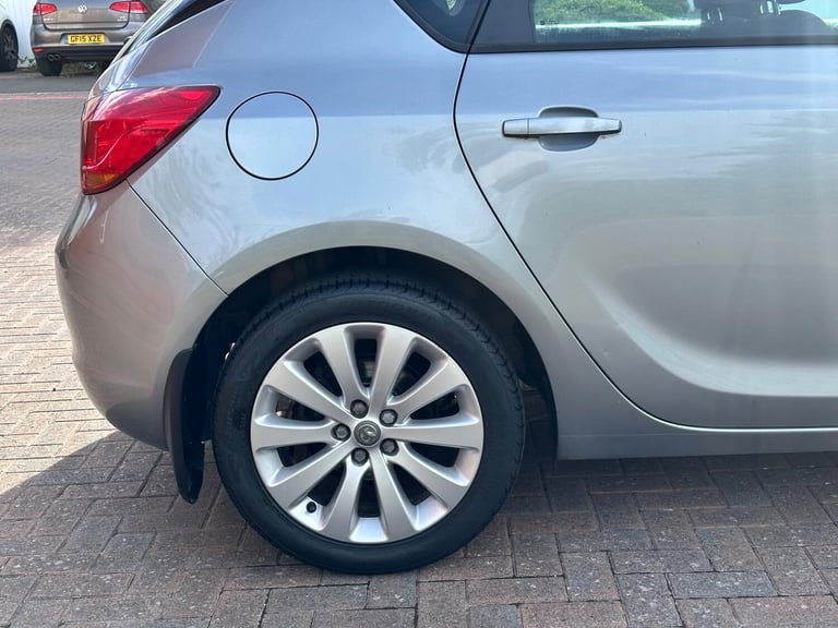 2011 Vauxhall Astra 1.4 16v Exclusiv Euro 5 5dr HATCHBACK Petrol Manual
