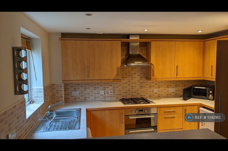 2 bedroom flat in Brunel Crescent, Swindon, SN2 (2 bed) (#1392912)