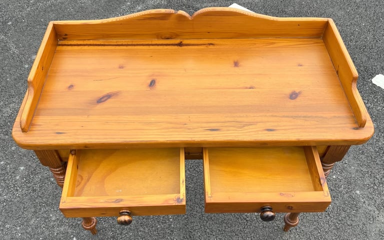 A QUALTY OREGON SOLID PINE CONSOLE TABLE