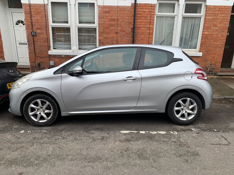 2014 Peugeot 208 1.2 PureTech Active - 3 Doors. !! NEW MOT, LOW MILES: 69k, £20 per year Road Tax !!