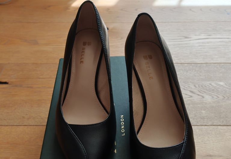 Brand new Belle ladies shoes size 4