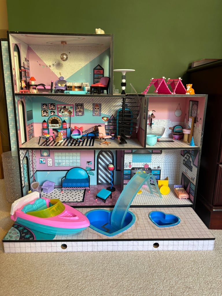 image for LOL DOLLHOUSE WITH 34 LOL DOLLS