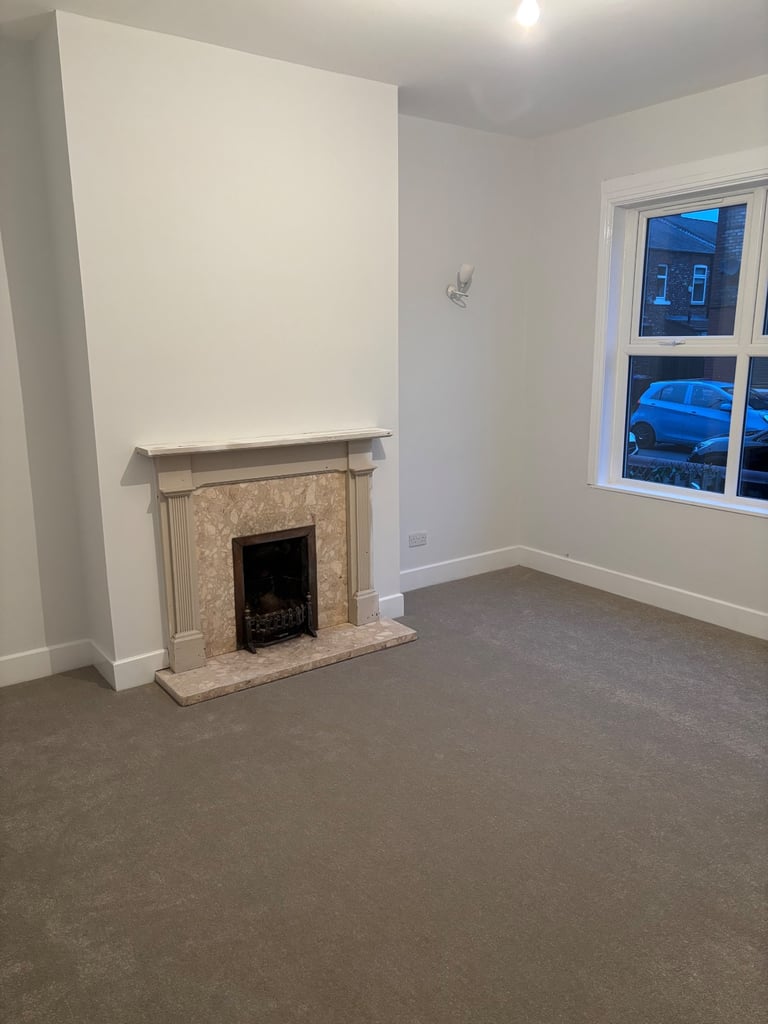 2 BED HOUSE TO RENT * GEE CROSS * £1050