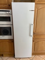 Bosch Series 4 Freestanding Fridge. Perfect conditioner only 1 year old!