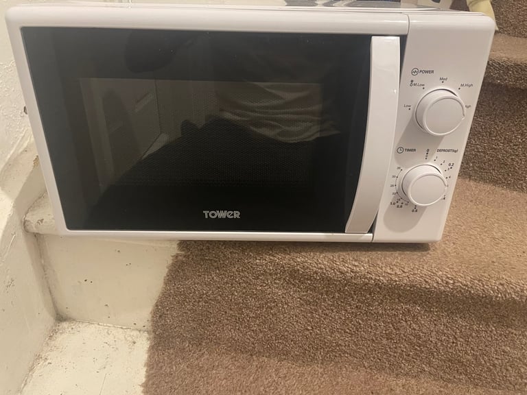 image for brand new Tower 900 watt microwave 