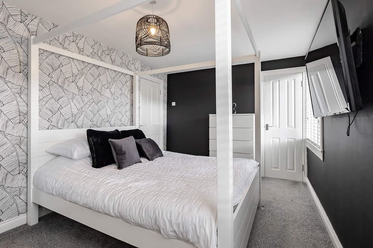 image for Solid Wood White King Size Four Poster Bed