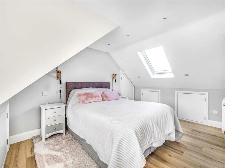 🏠 Bright and spacious room available in Canning Town