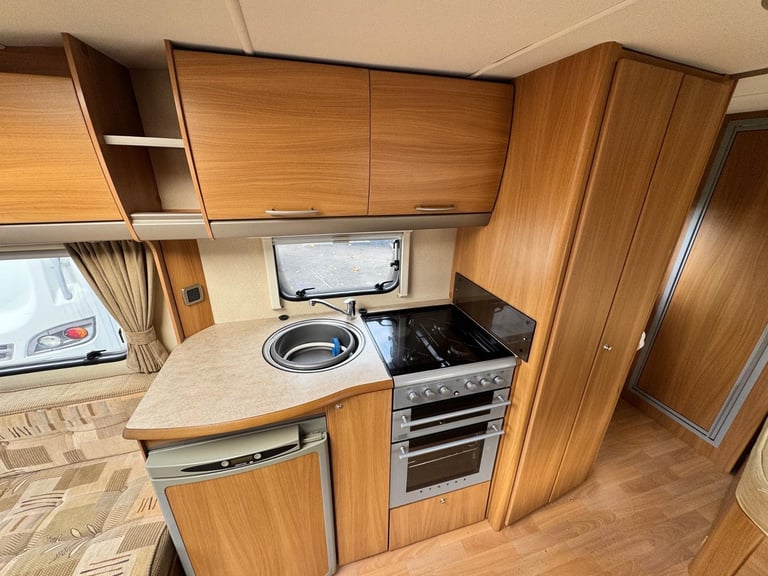 SWIFT COASTLINE 540 SE 2008 MODEL 4 BERTH FIXED BED TOURING CARAVAN