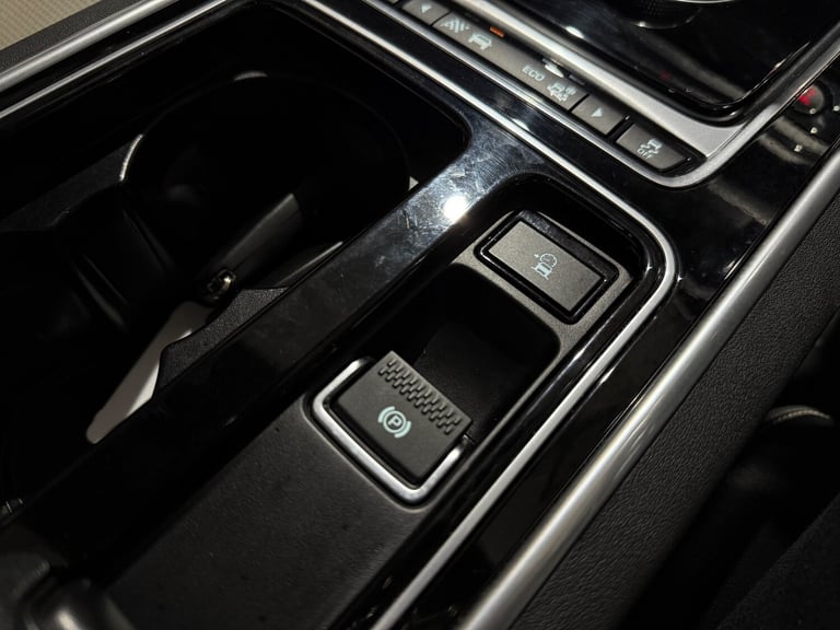 2017 Jaguar XF 2.0d R-Sport Saloon 4dr Diesel Auto AWD Euro 6 (s/s) (240 ps)