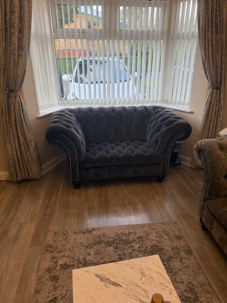 Chesterfield cuddle sofa
